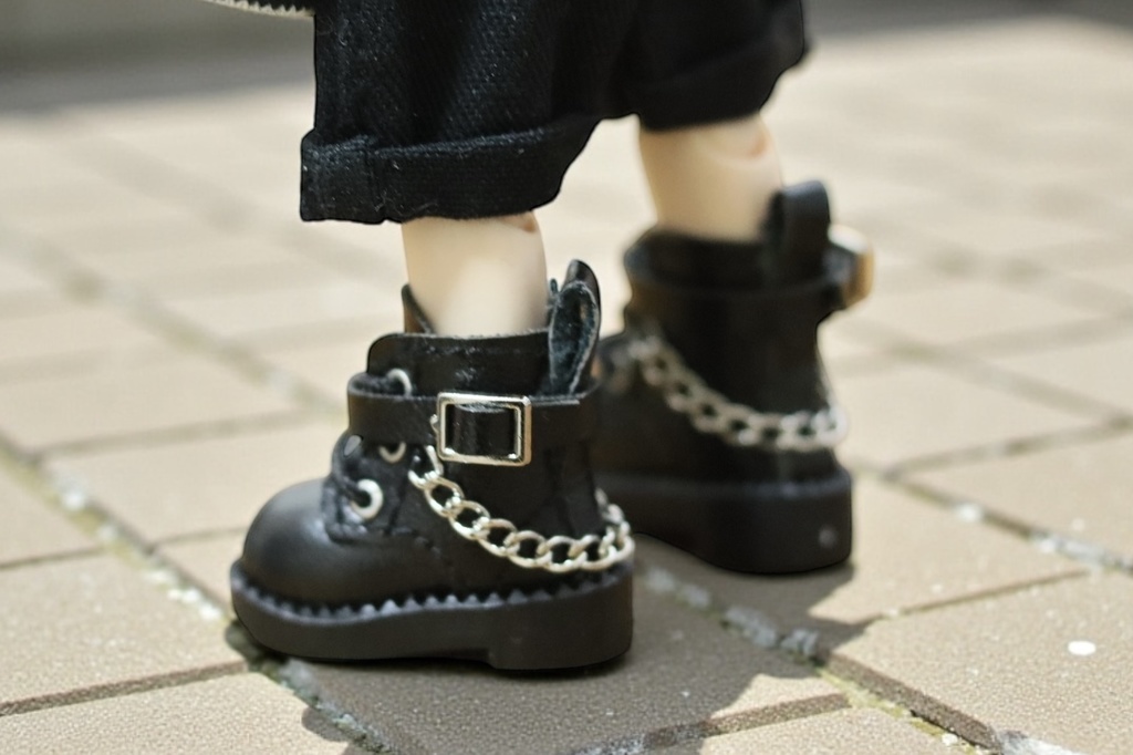 チェーンベルト付きブーツ