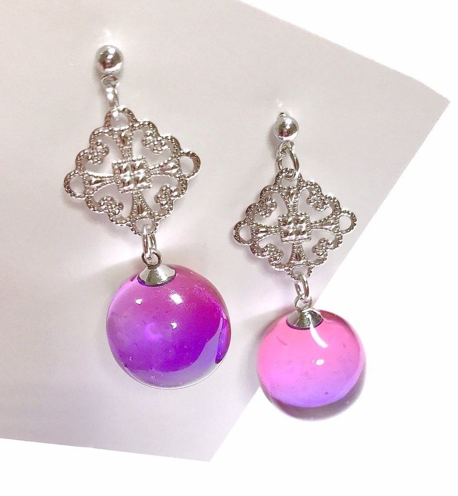 角度で色が変わるギルベルトの目 ピアス イヤリング Hitorizumou Booth