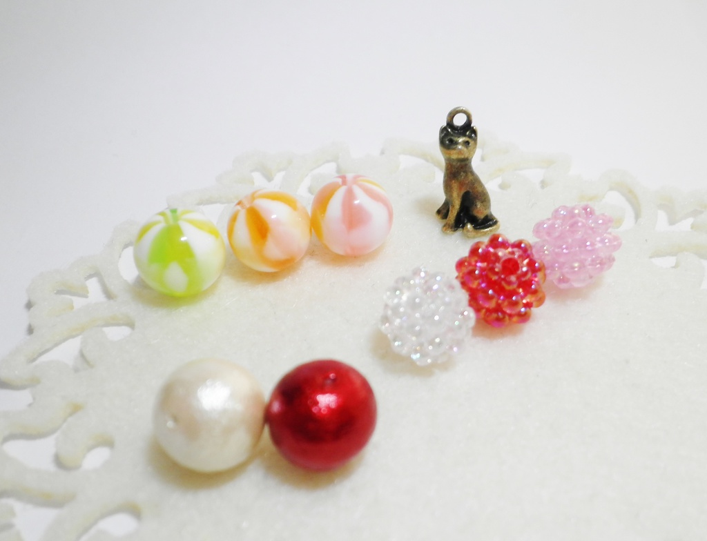 玉乗りねこちゃんネックレス