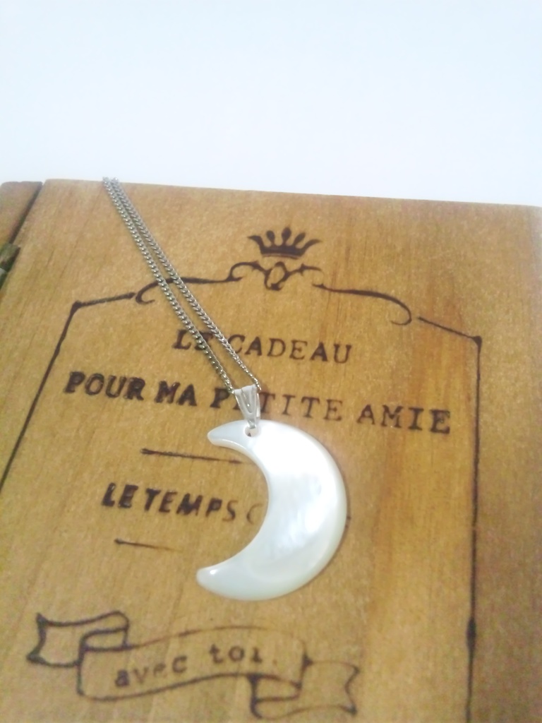 三日月シェルネックレス