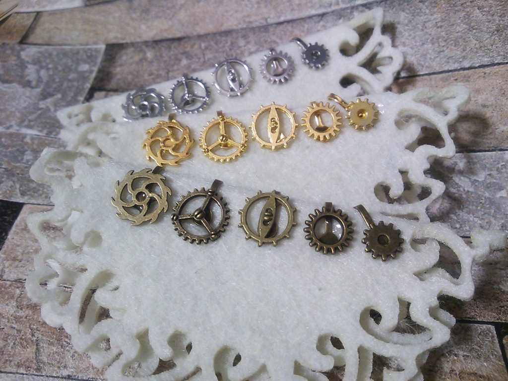 ミニ歯車のイヤーカフス(ランダム3個セット(全3色