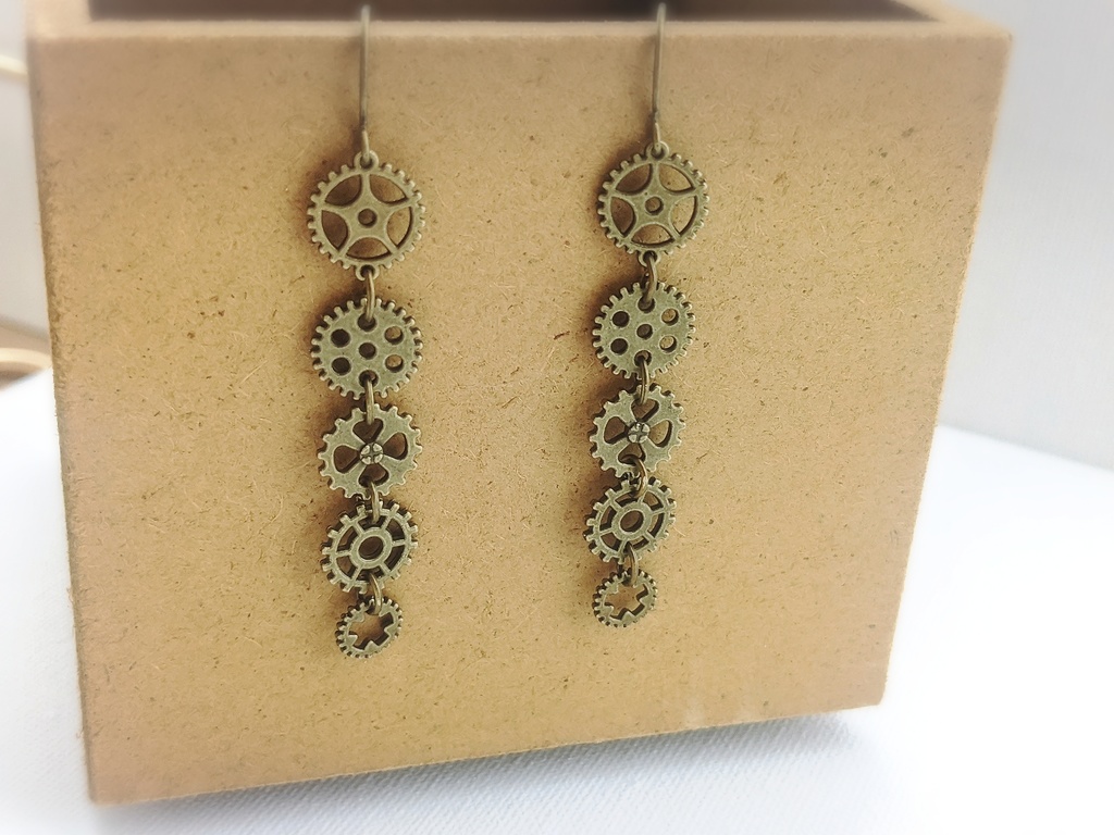 揺れるミニ歯車のロングピアス(1つ売り)(イヤリングに変更可