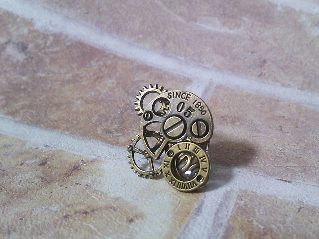 アンティーク風歯車のイヤーカフス(ブローチに変更可能)