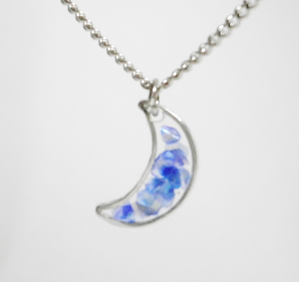 ほんのり輝くプチムーンネックレス