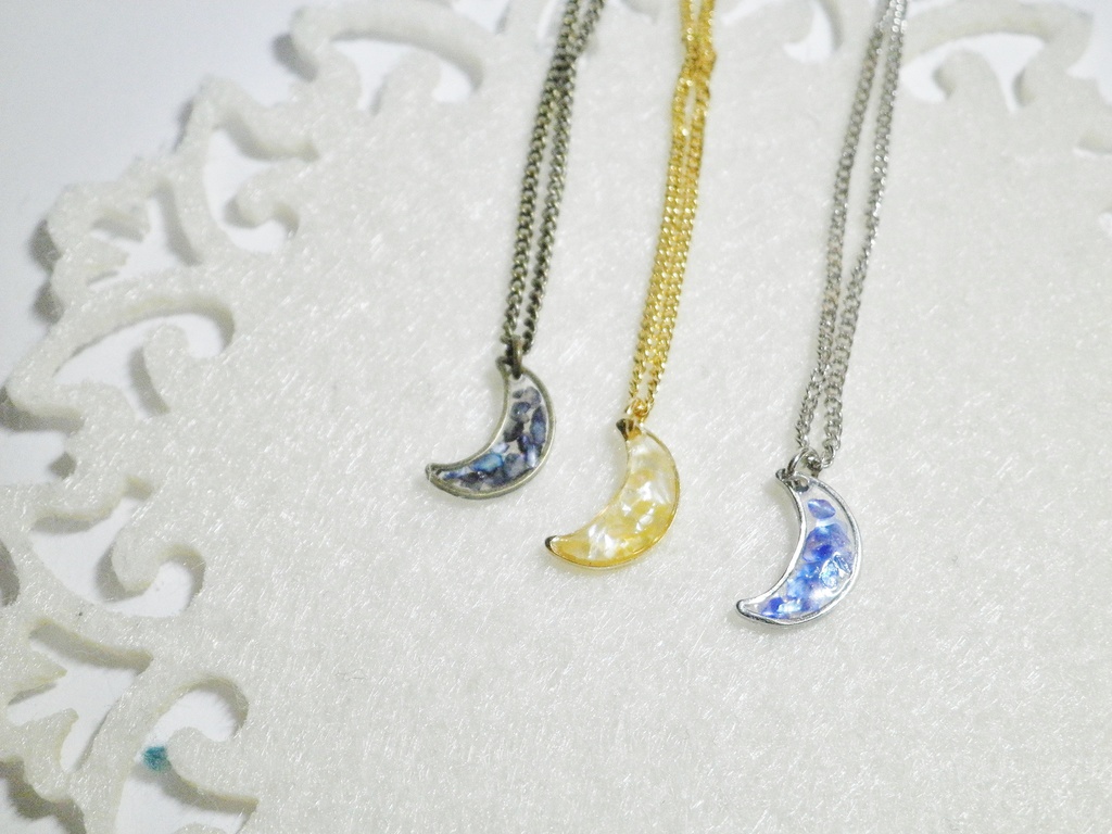 ほんのり輝くプチムーンネックレス