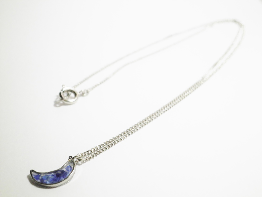 ほんのり輝くプチムーンネックレス