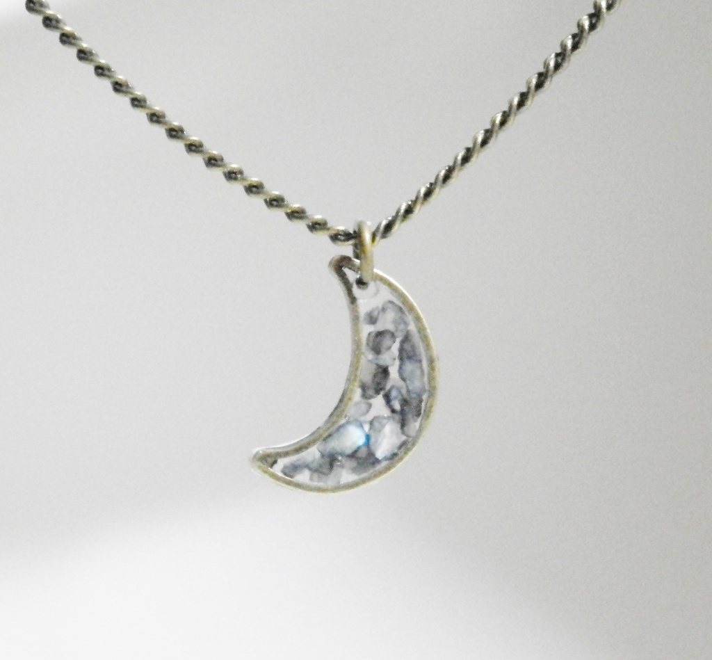 ほんのり輝くプチムーンネックレス