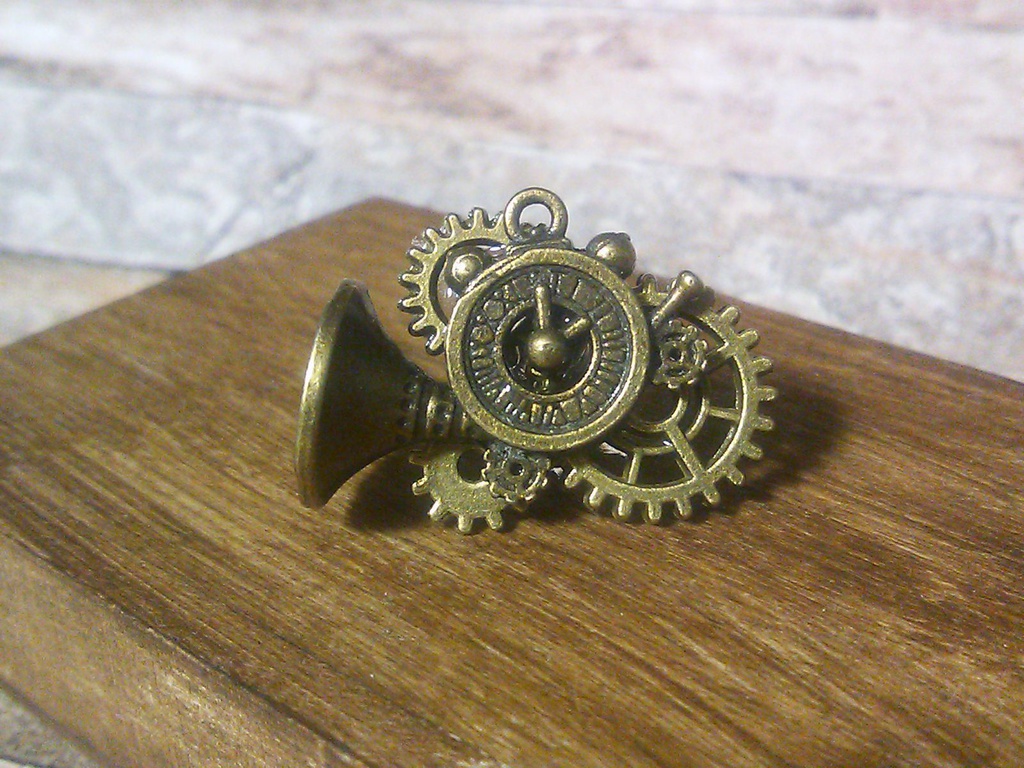 時を奏でる歯車のイヤーカフス(ブローチに変更可能