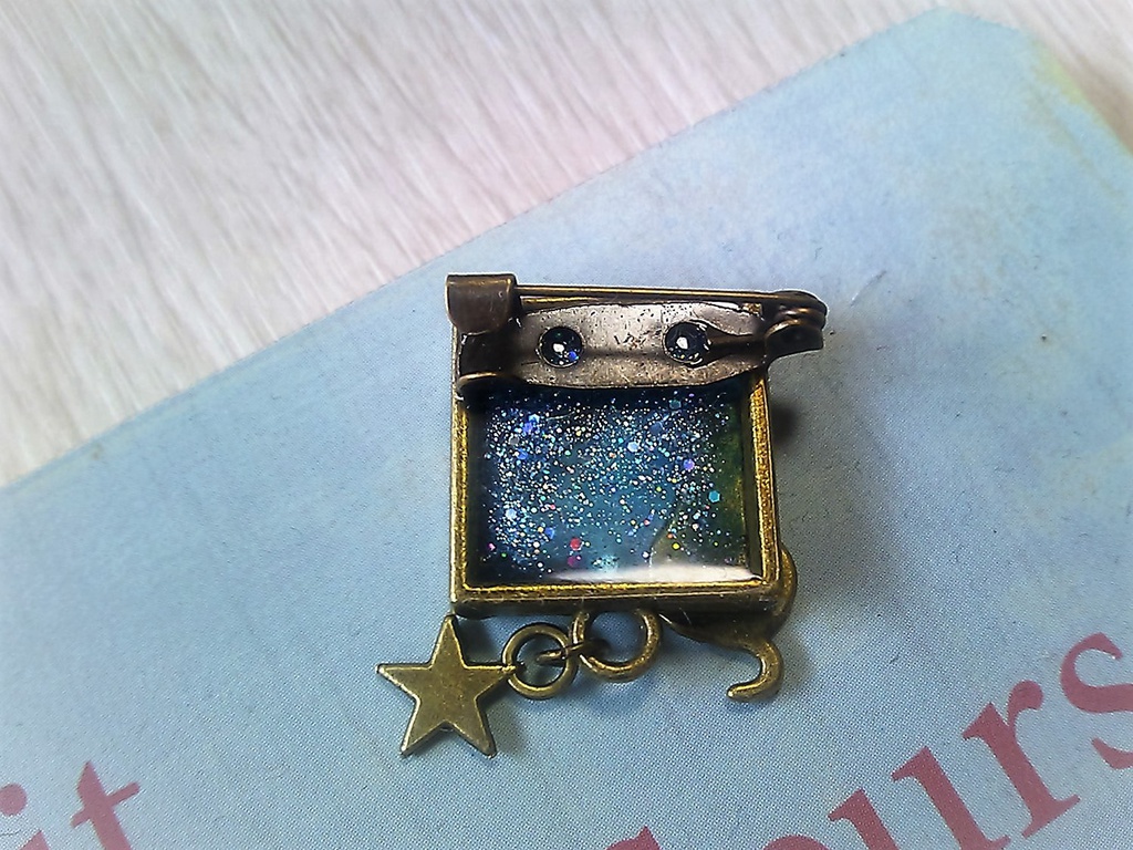 夜空の月とねこちゃんのネックレスorブロー1