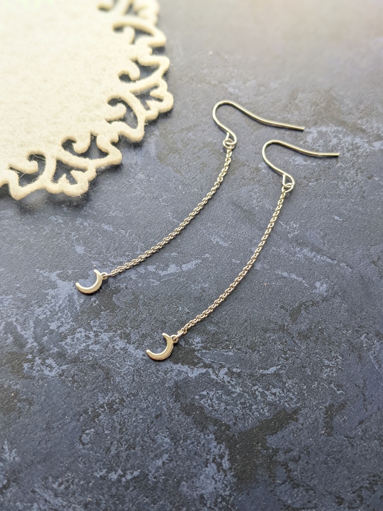 揺れる月のシンプルロングピアス(イヤリングに変更無料)