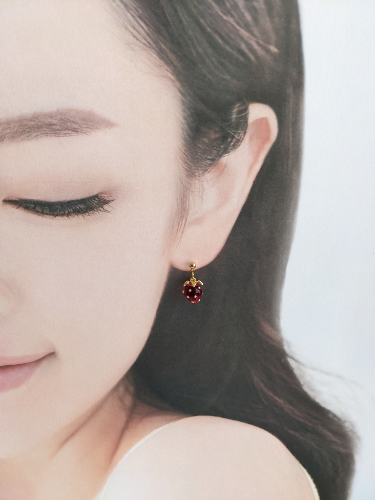 ゆらゆらいちごロングピアス(イヤリングに変更無料)