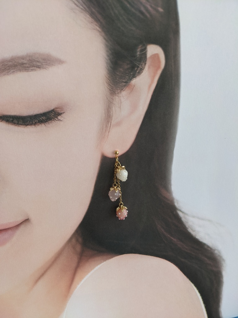 ゆらゆらいちごロングピアス(イヤリングに変更無料)