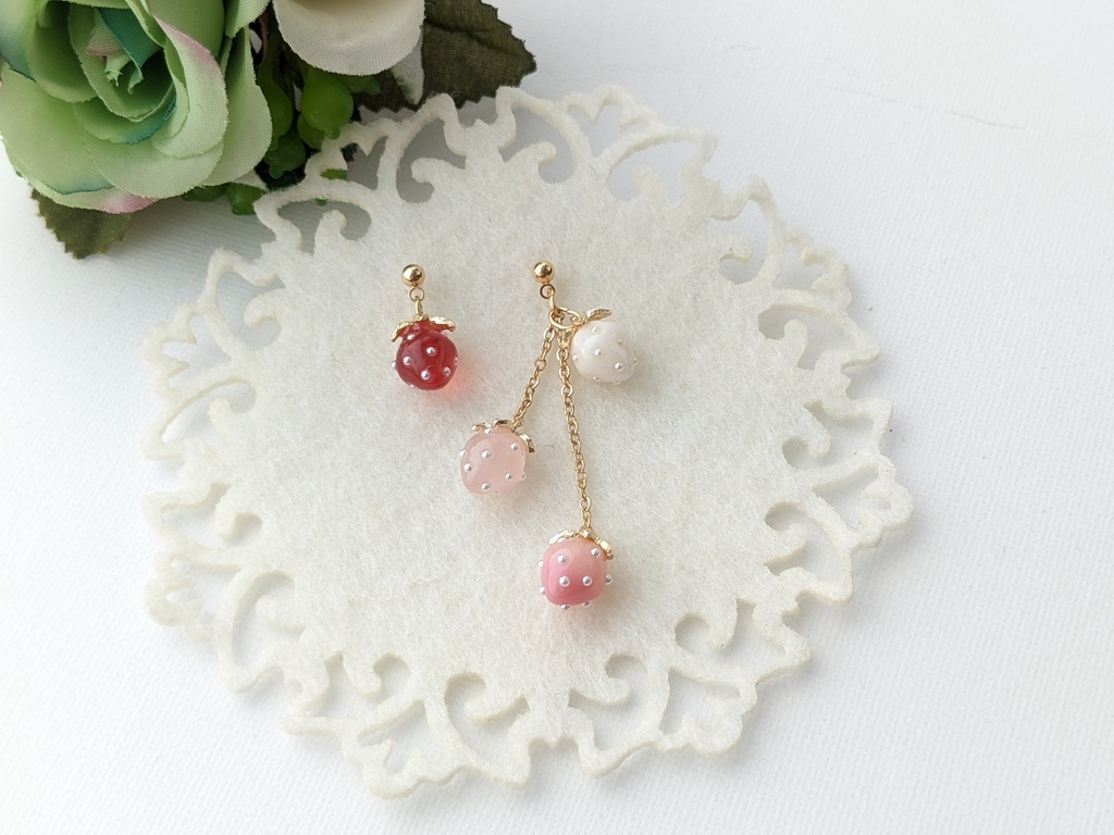 ゆらゆらいちごロングピアス(イヤリングに変更無料)