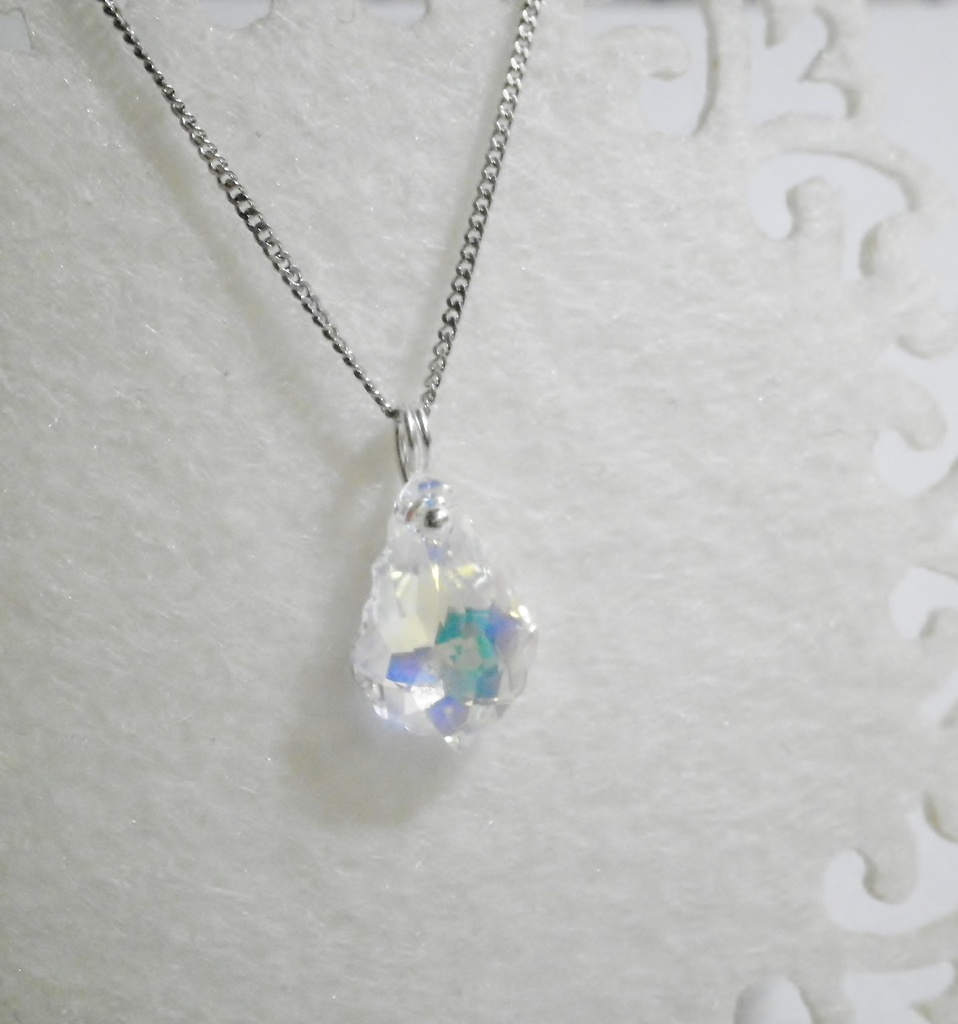 きらめく雫のネックレス