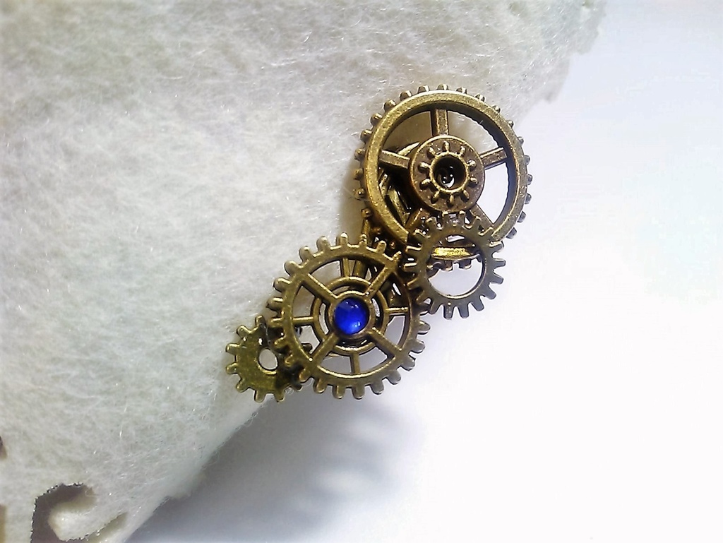 連なる歯車のイヤーカフス(ストーン入りも選べます。