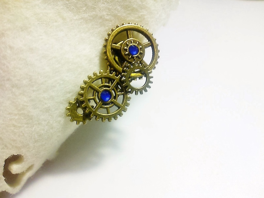 連なる歯車のイヤーカフス(ストーン入りも選べます。