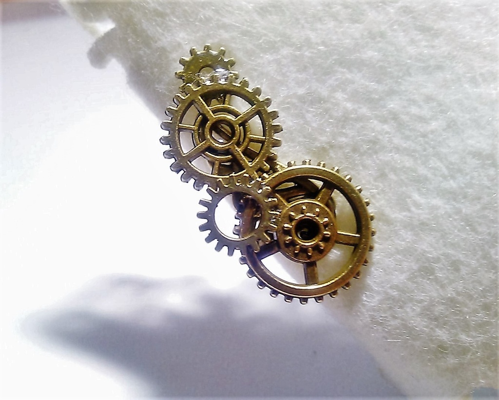 連なる歯車のイヤーカフス(ストーン入りも選べます。