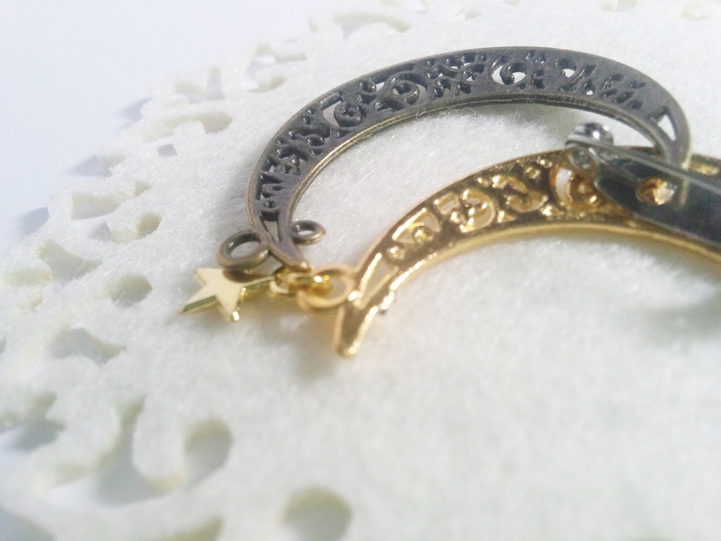 透かし三日月と星のブローチ