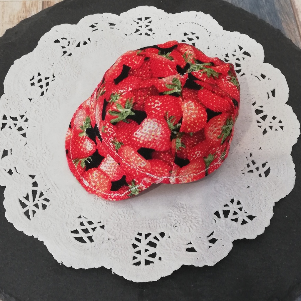 イチゴ柄キャップ