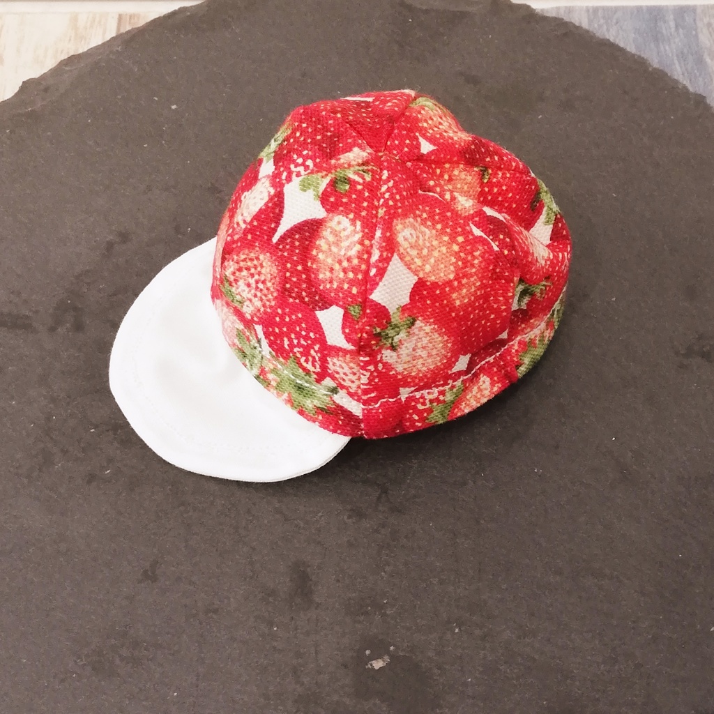 イチゴ柄キャップ