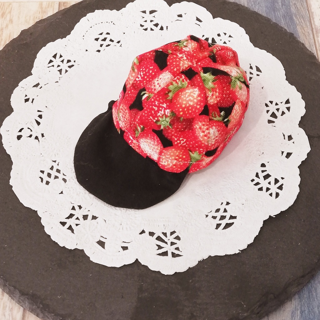 イチゴ柄キャップ