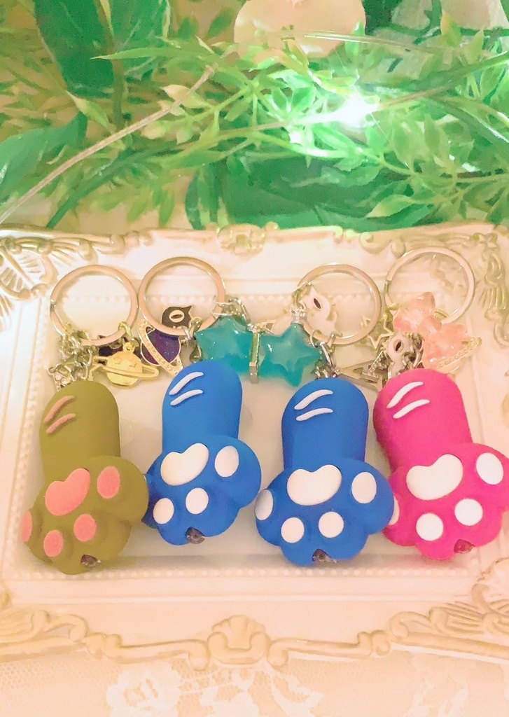 光って鳴く宇宙🪐猫😻キーホルダー