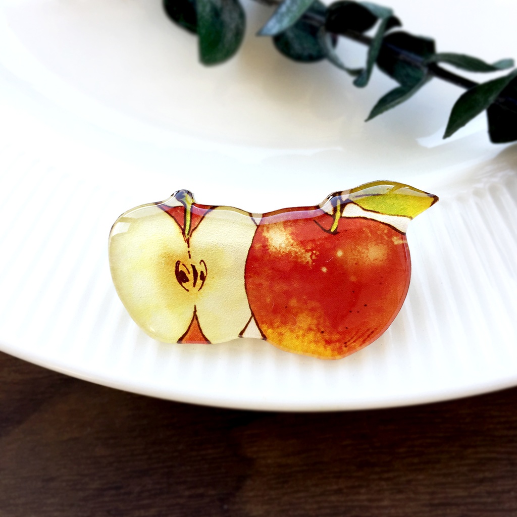 葉っぱの付いたリンゴのブローチ red apple - アクセサリー