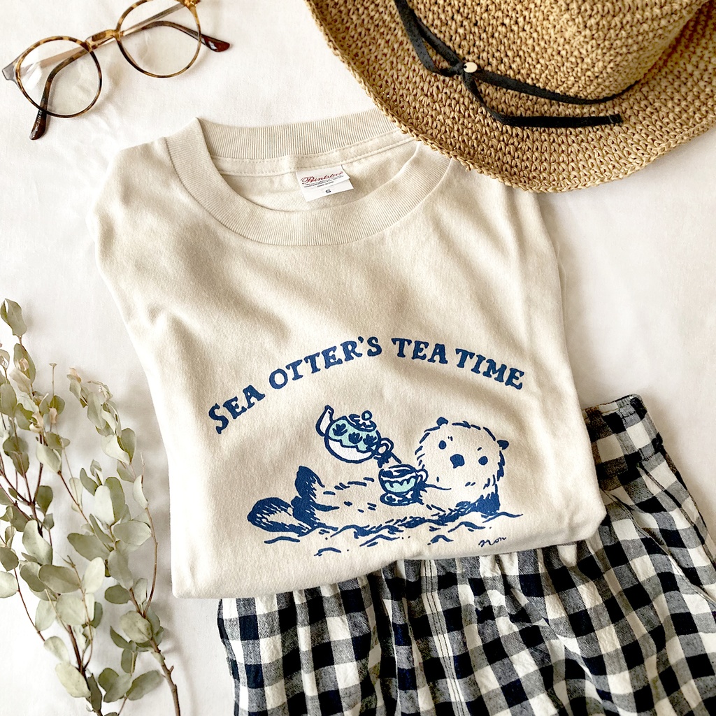 【5月中旬発送】Otter's Tea Time Tシャツ(ミルクティ)|ラッコ〔動物シリーズ〕
