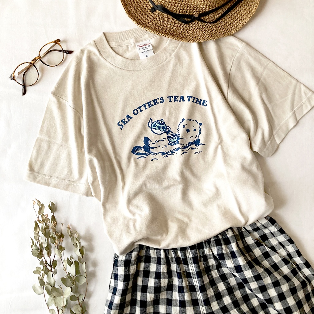【5月中旬発送】Otter's Tea Time Tシャツ(ミルクティ)|ラッコ〔動物シリーズ〕