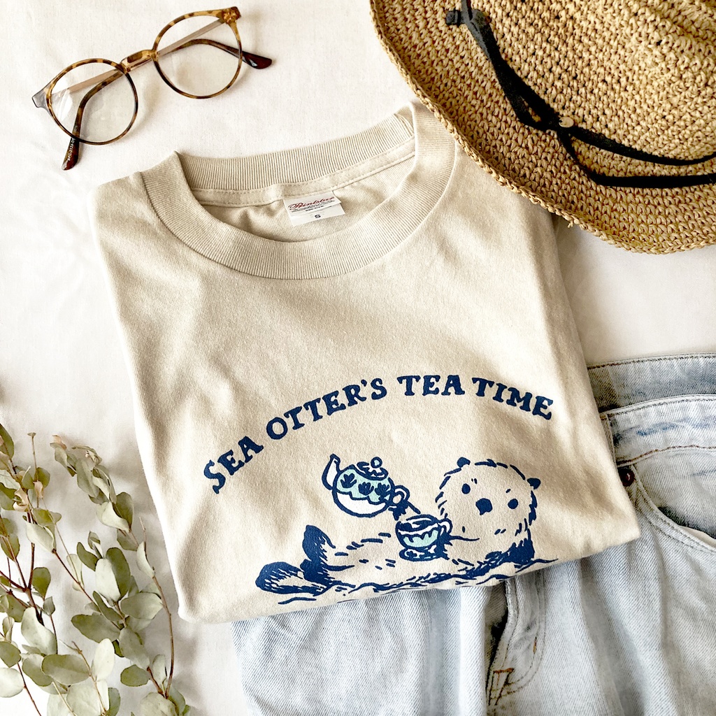 【5月中旬発送】Otter's Tea Time Tシャツ(ミルクティ)|ラッコ〔動物シリーズ〕