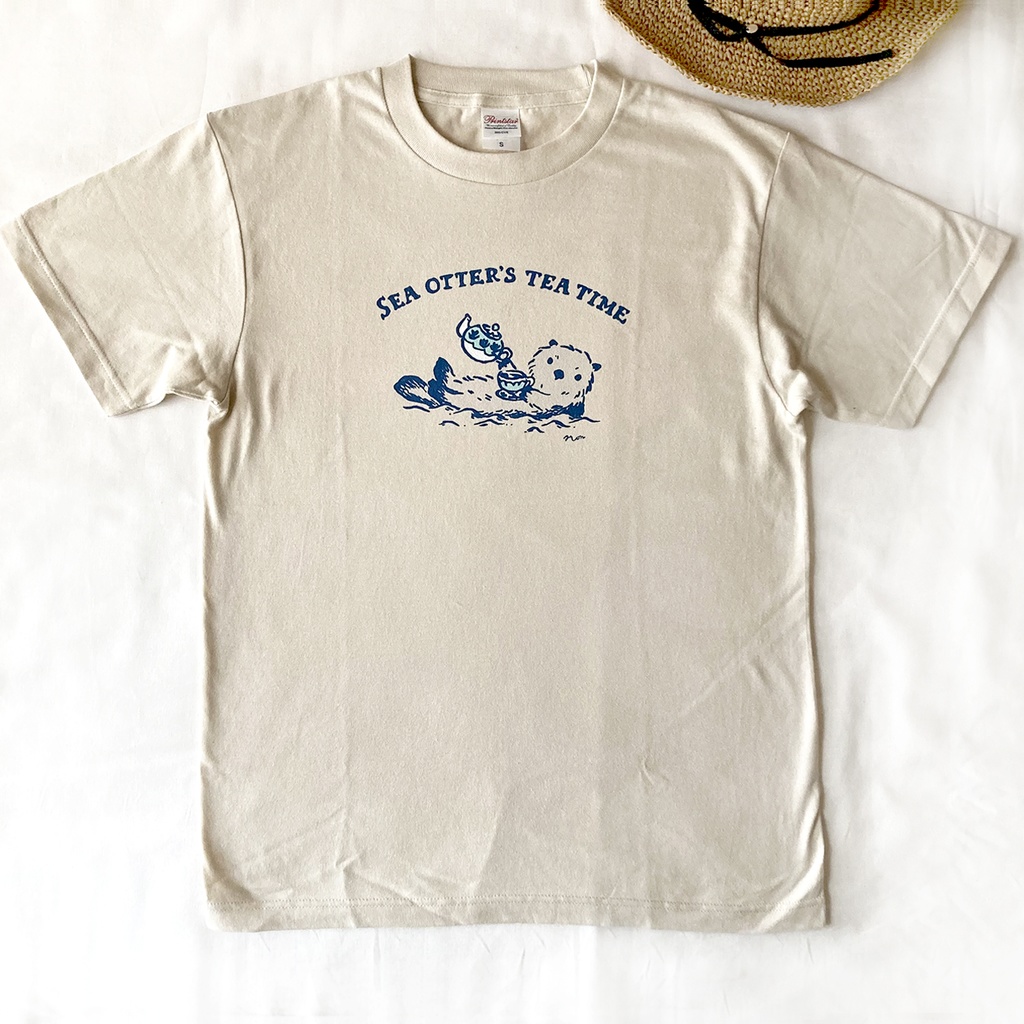 【5月中旬発送】Otter's Tea Time Tシャツ(ミルクティ)|ラッコ〔動物シリーズ〕