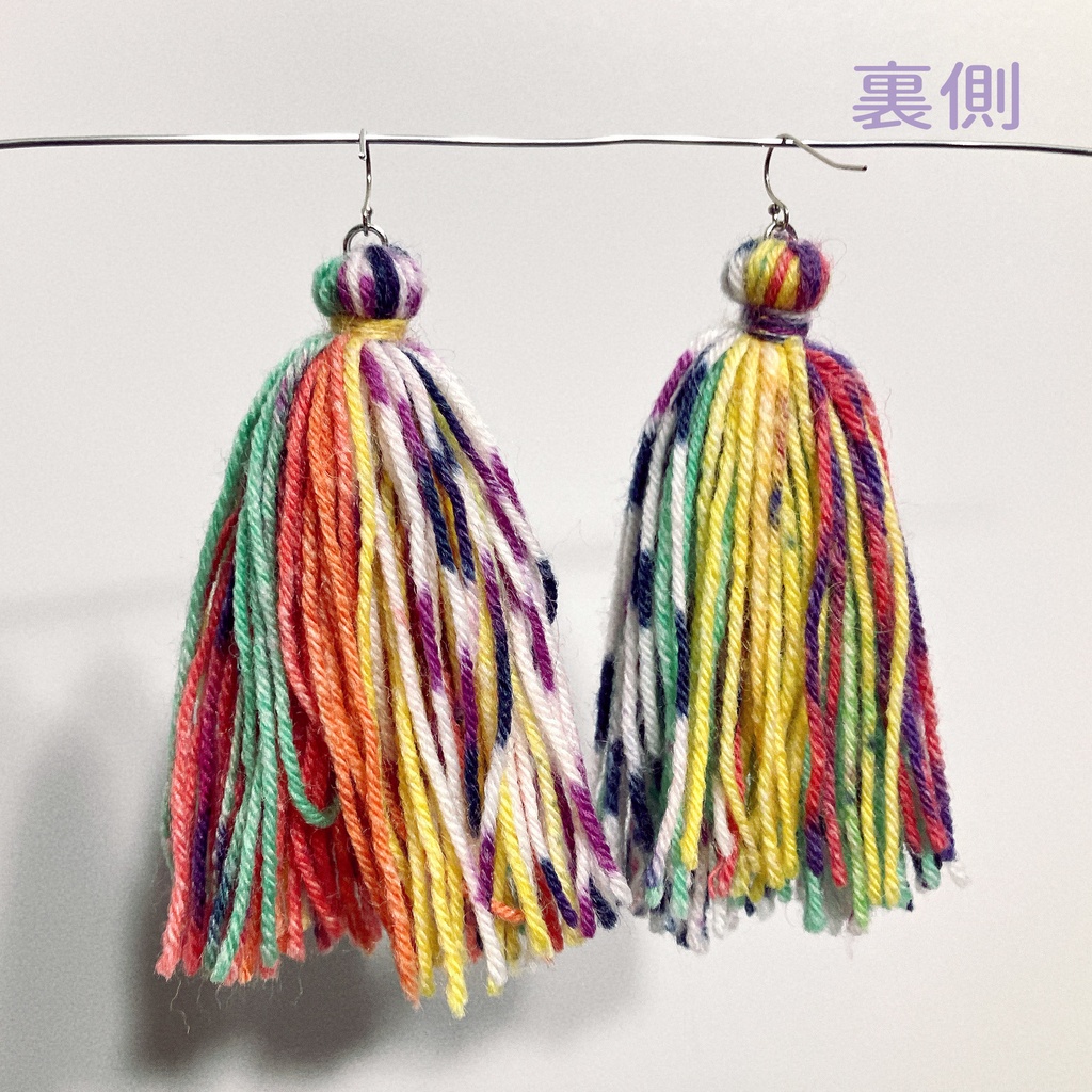 毛糸タッセルピアス