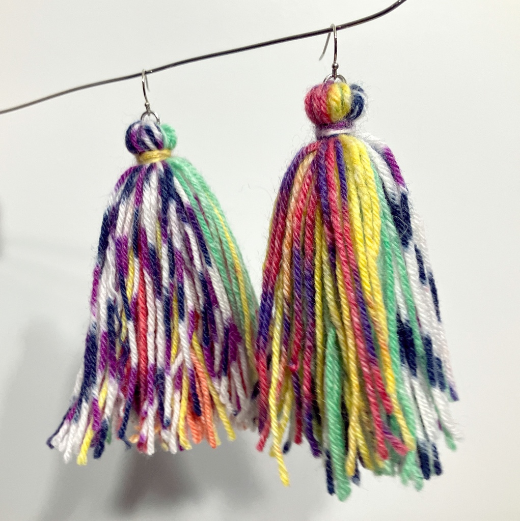 毛糸タッセルピアス