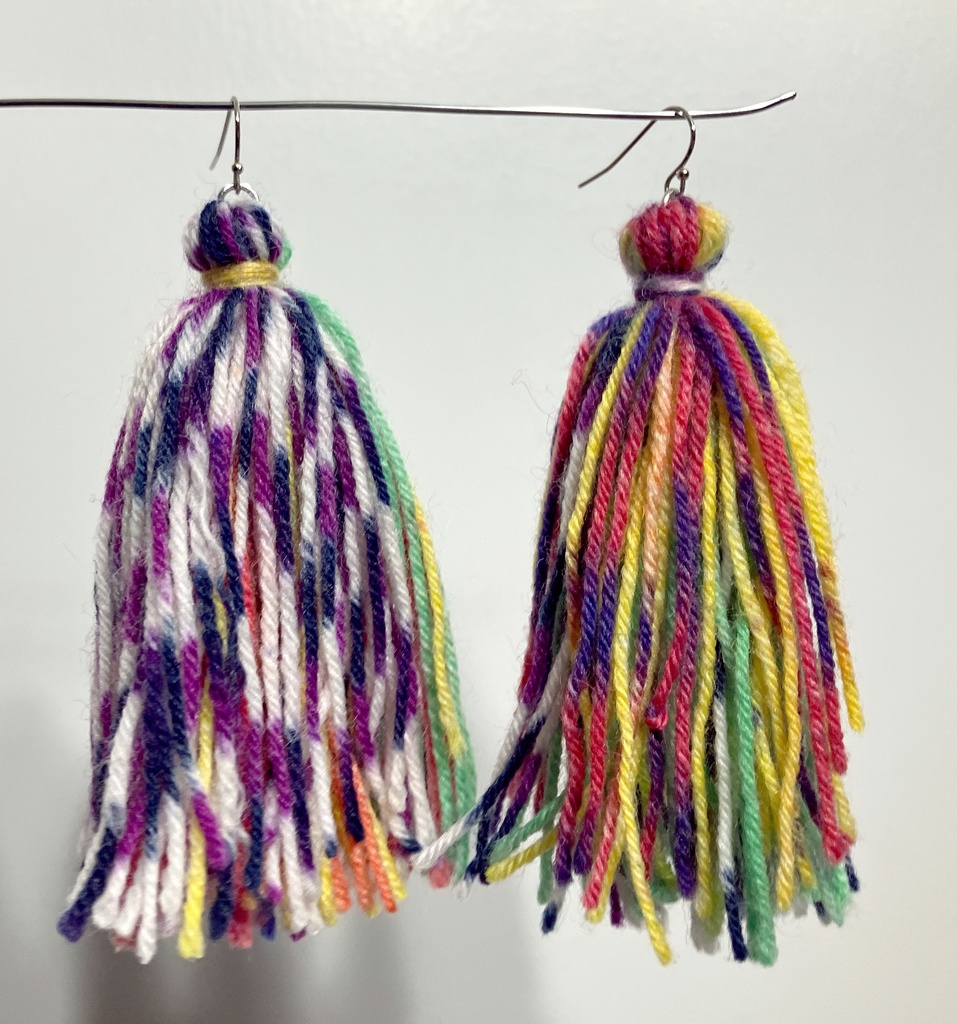 毛糸タッセルピアス