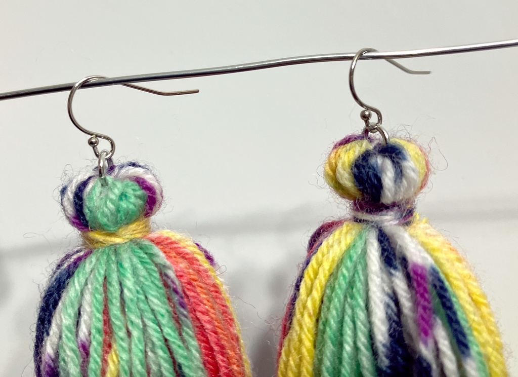 毛糸タッセルピアス