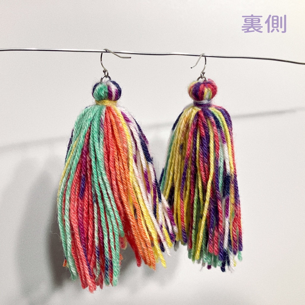 毛糸タッセルピアス