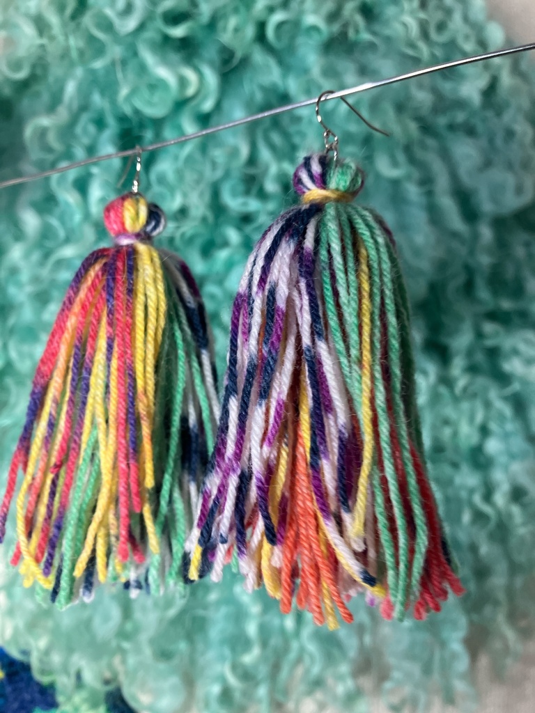 毛糸タッセルピアス