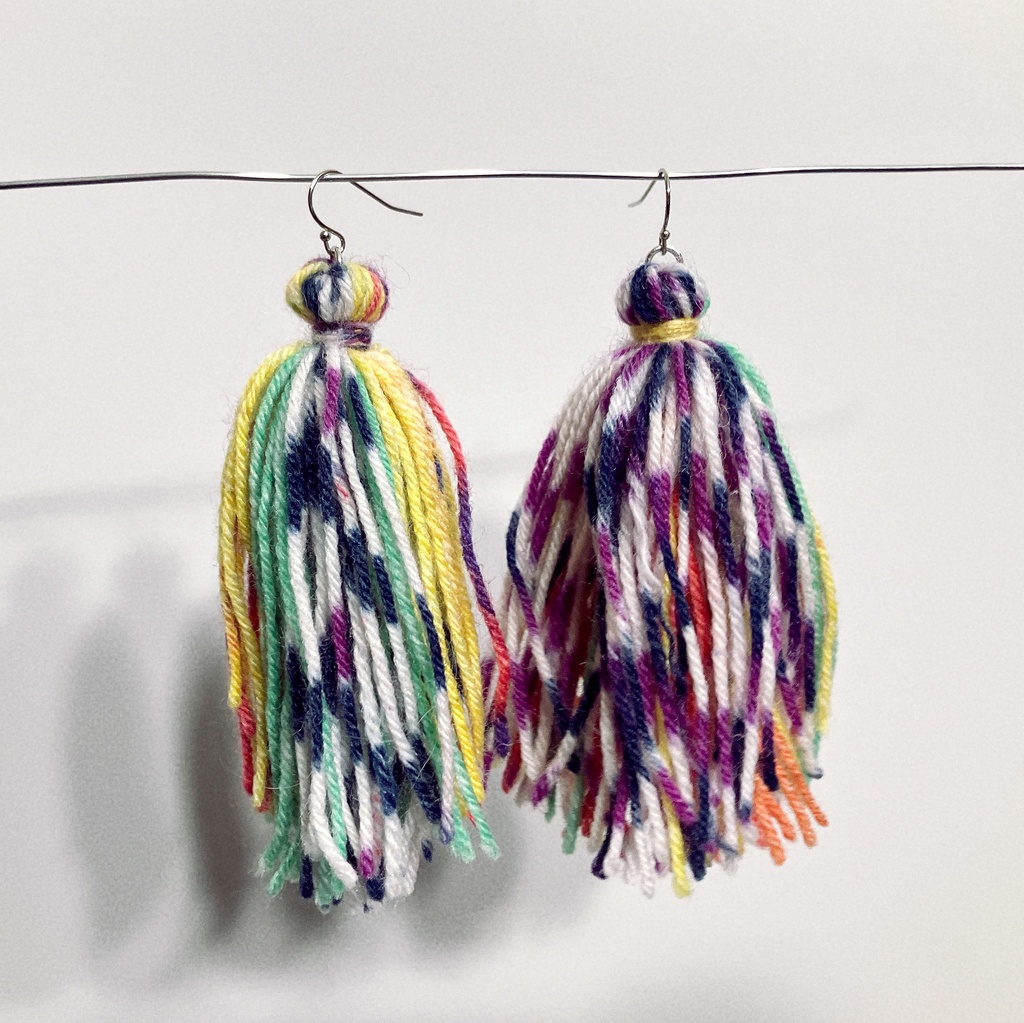 毛糸タッセルピアス