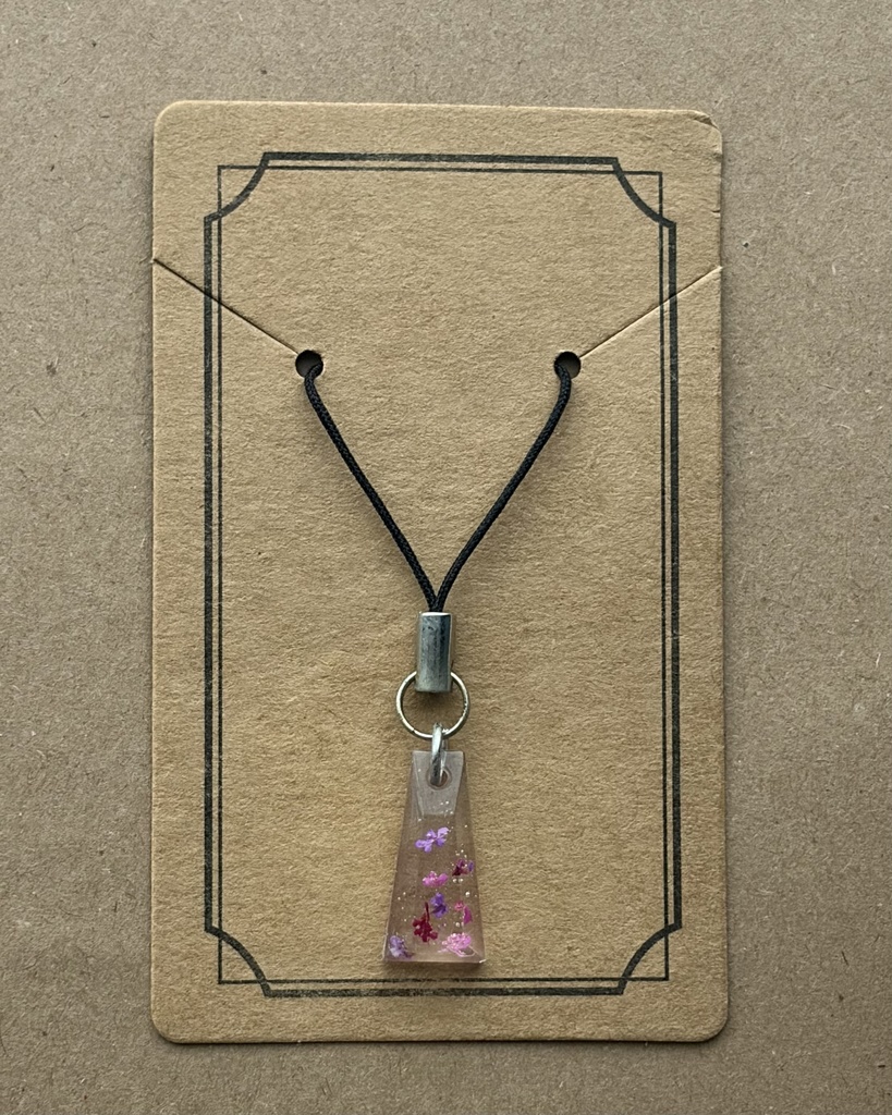 お花のレジンキーホルダー 優美