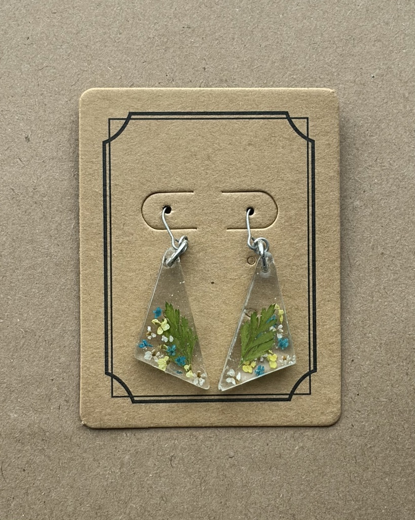 揺れるお花のレジンピアス 清流