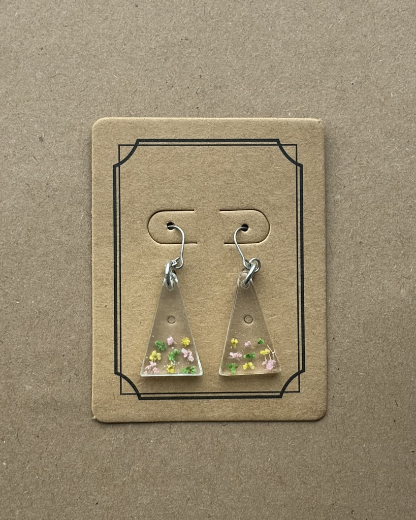 揺れるお花のレジンピアス ピクニック