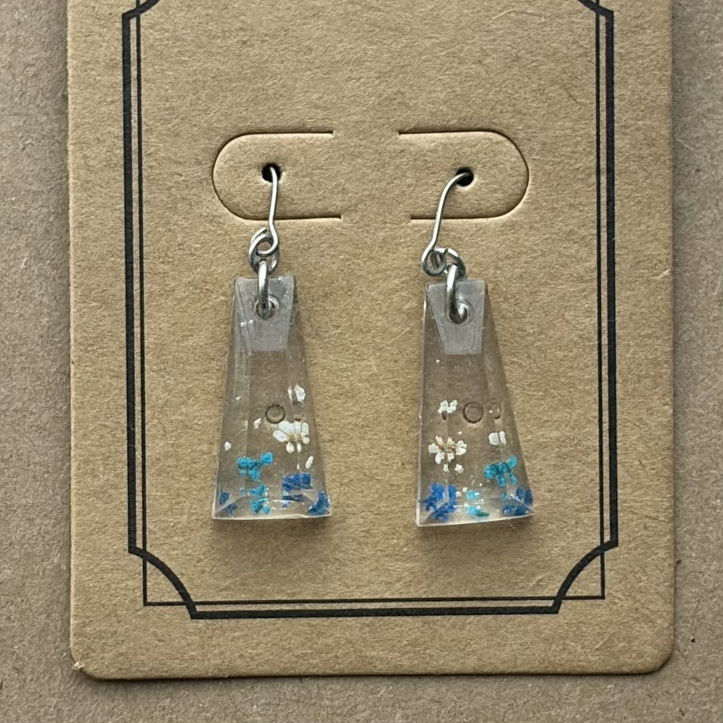 揺れるお花のレジンピアス　新雪