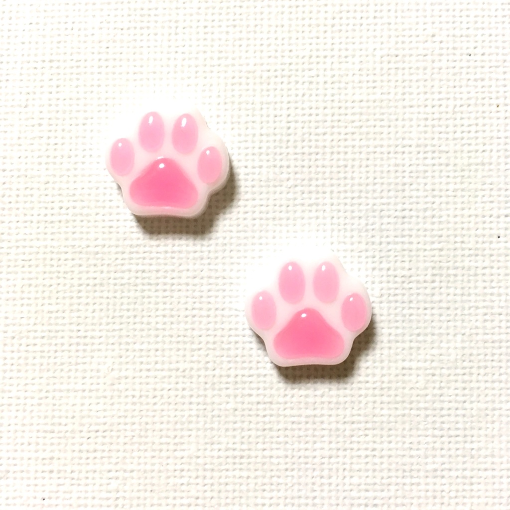 白猫のぷにぷに肉球ピアスorイヤリング