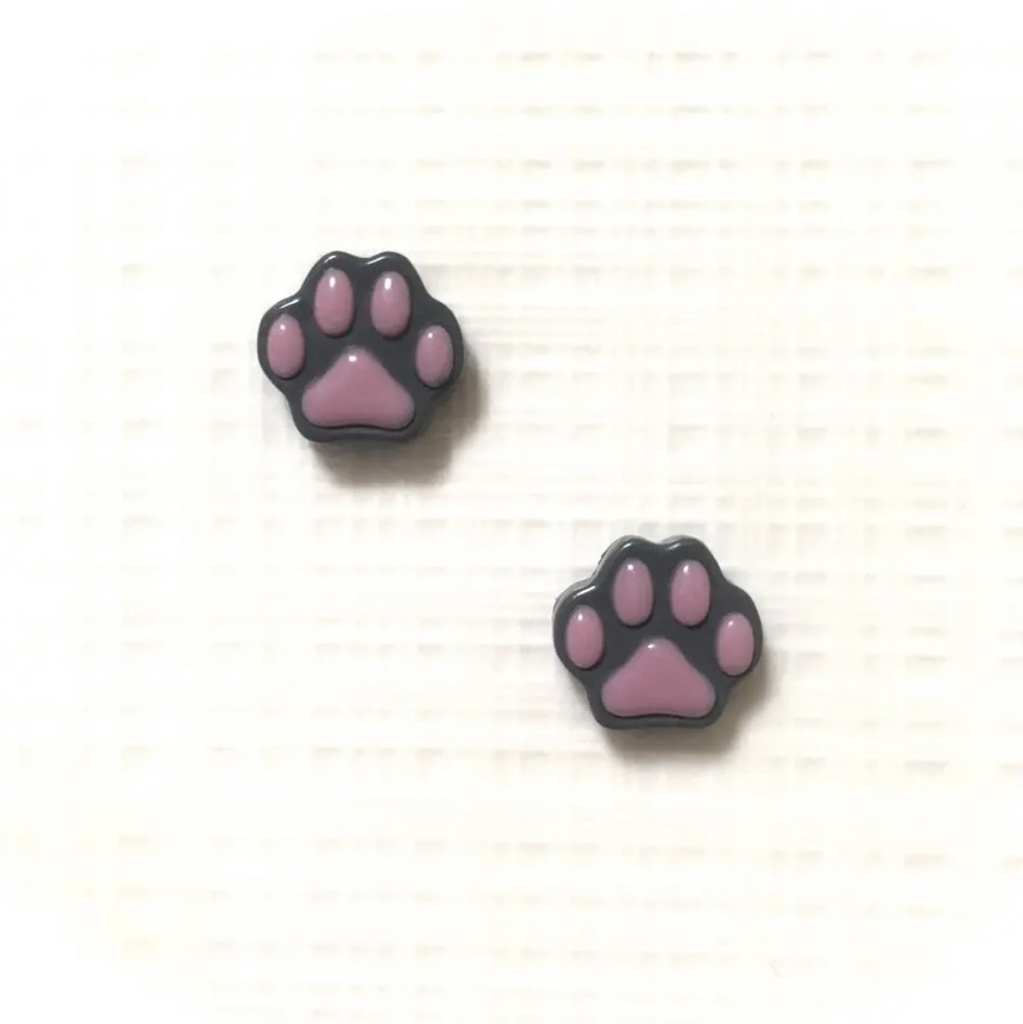灰色猫のぷにぷに肉球ピアスorイヤリング