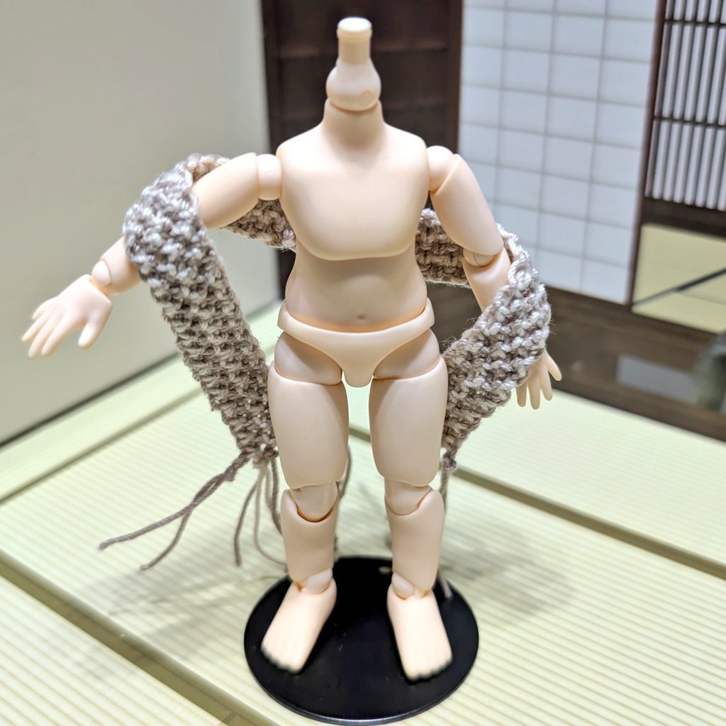 ハンドメイド オビツ11 ねんどろいどどーる 手編み 10cmドール用 薄茶と白のマフラー・ストール