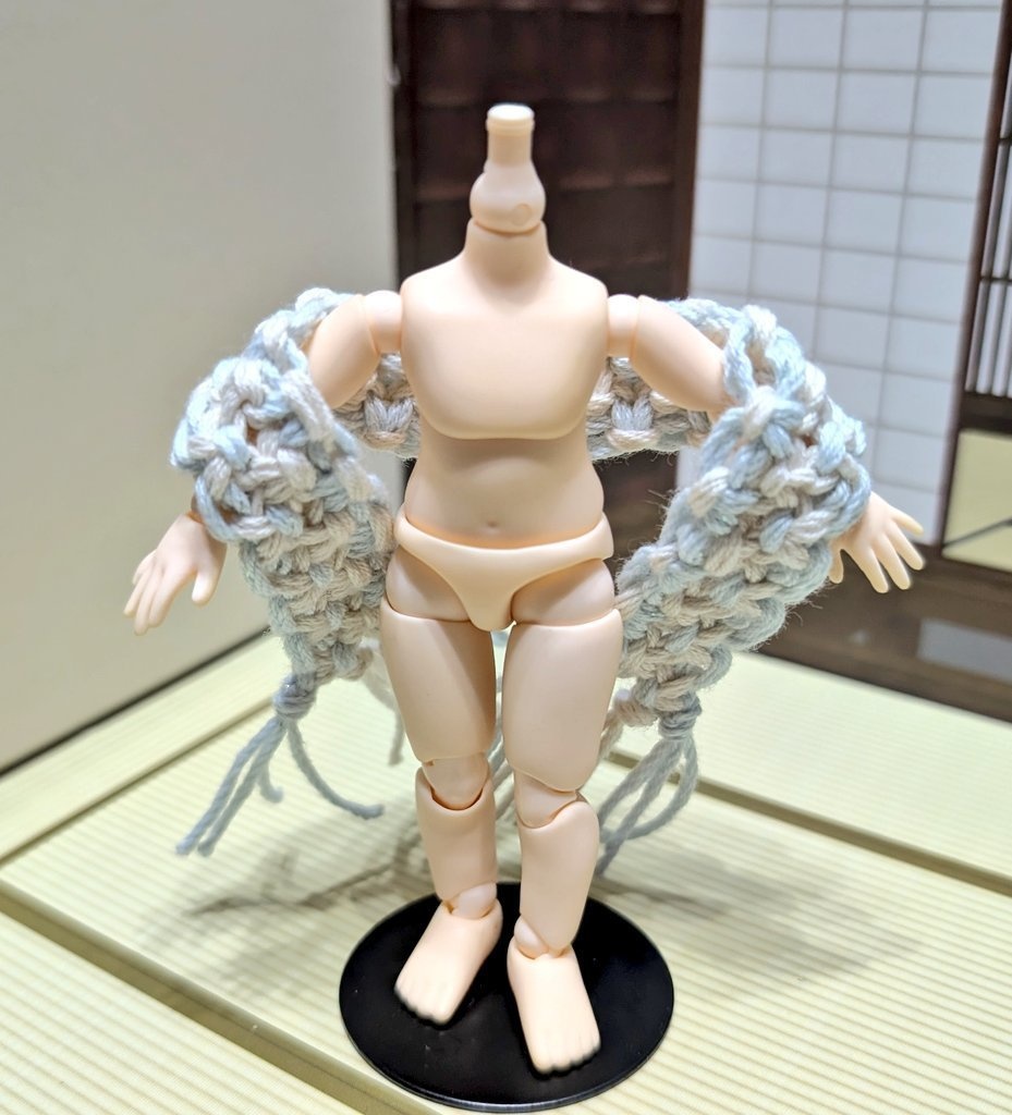 ハンドメイド オビツ11 ねんどろいどどーる 手編み 10cmドール用 ラメ入り水色と白のストール