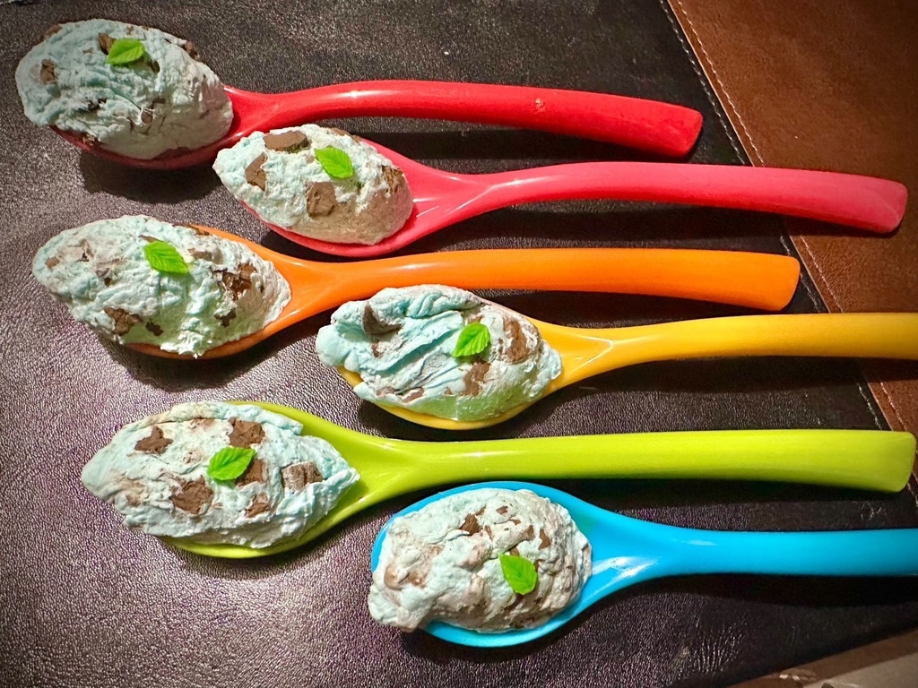 青葉ちい🍨アイスでも食べて元気出してカラフルスプーンセット