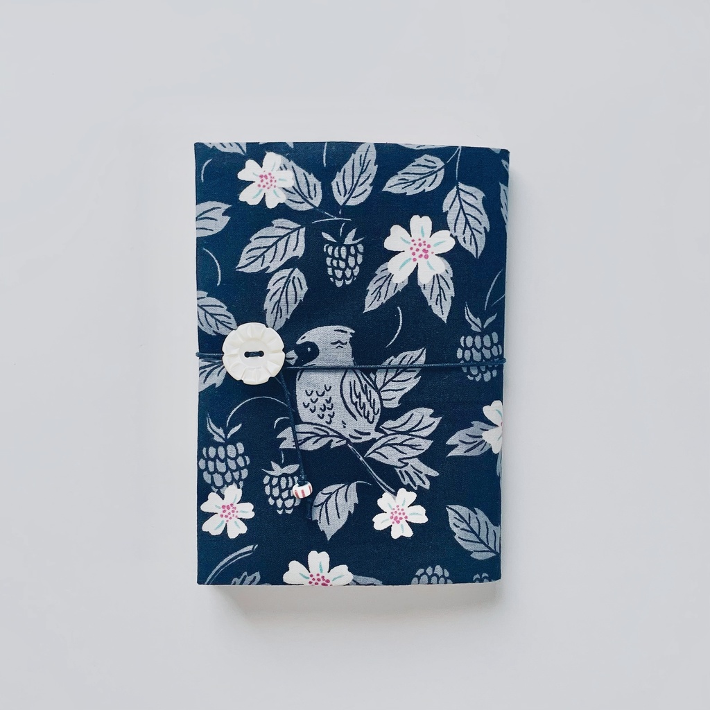 木苺と小鳥のブックカバー