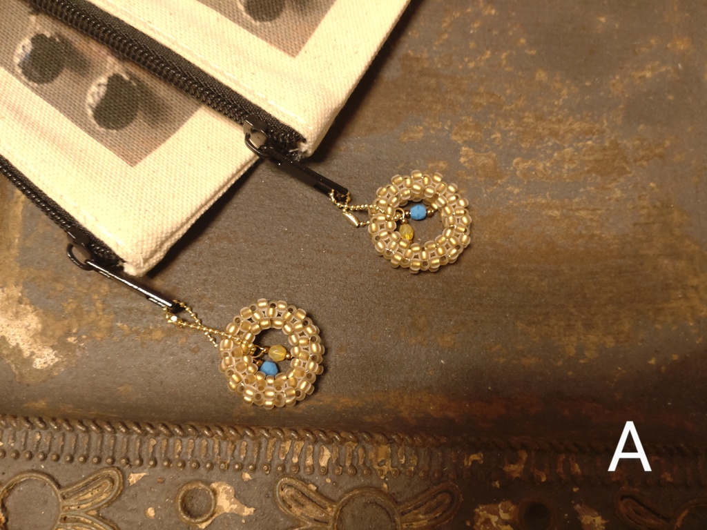 スーシュカチャーム付きポーチ