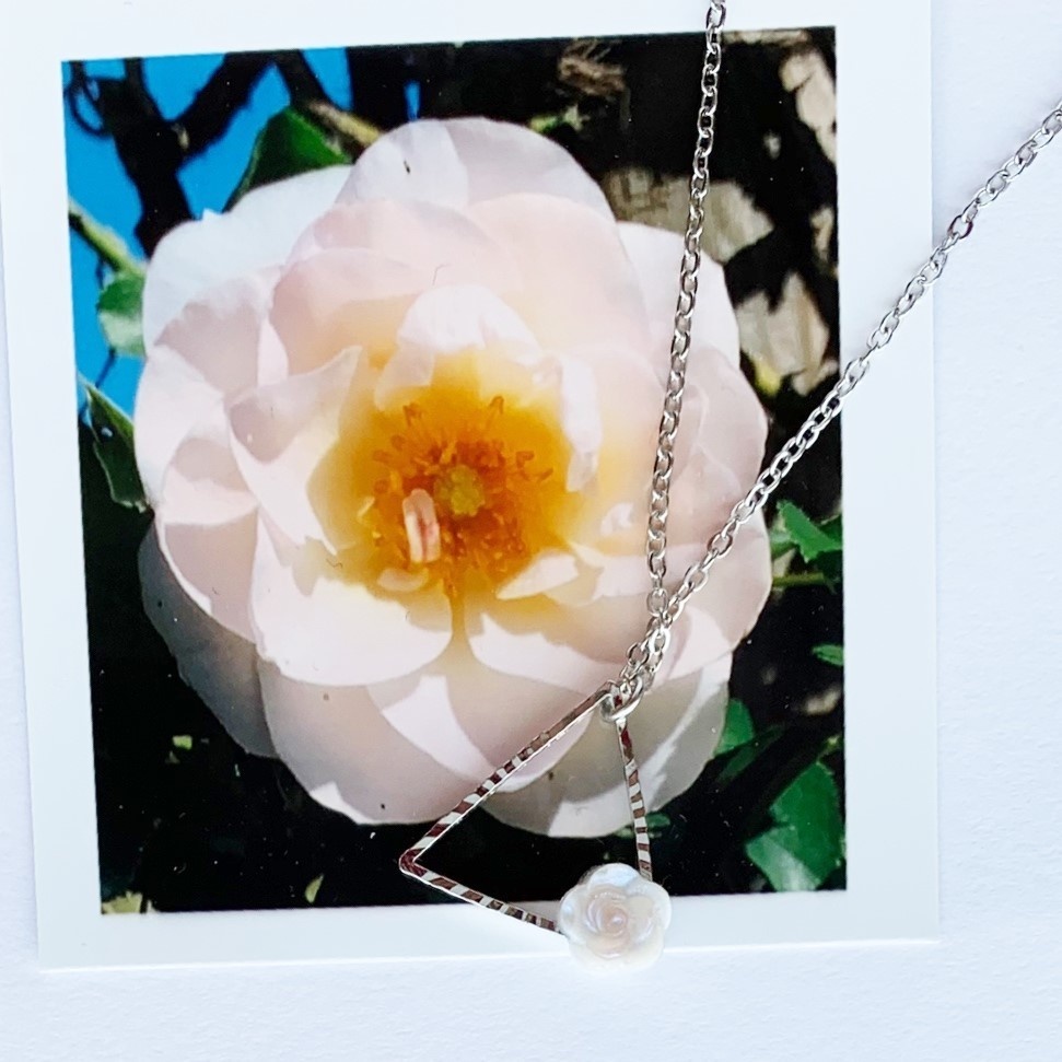 シリウスのバラ煌めく冬の大三角ネックレス